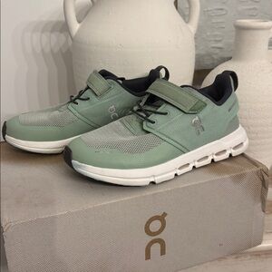 ON RUNNING Kid's Sneakers Cloud Play Size 2.5 in Sage/White